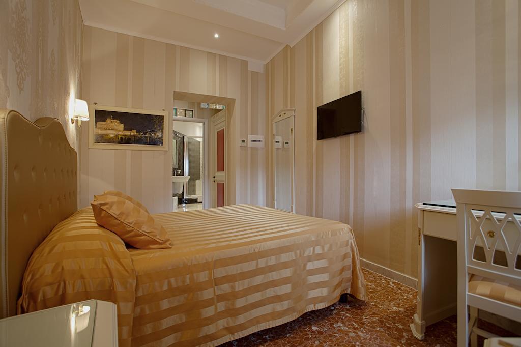 Navona Queen Rooftop Hotel Rome Room photo