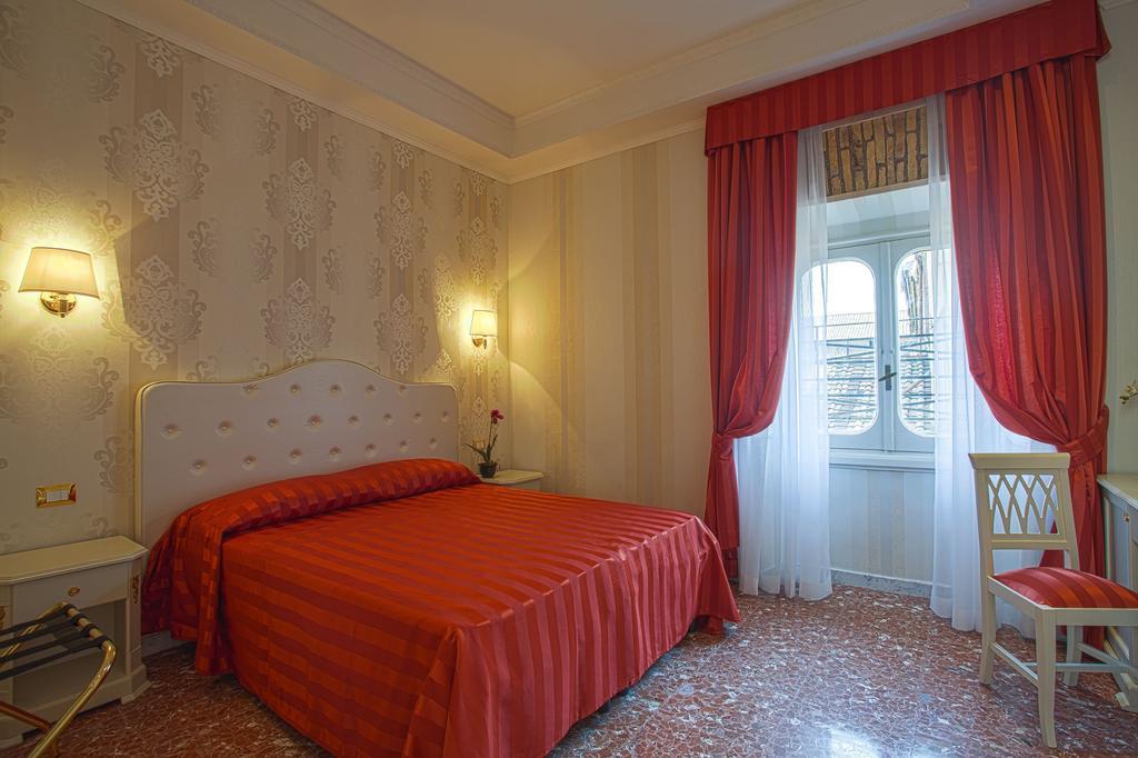 Navona Queen Rooftop Hotel Rome Room photo