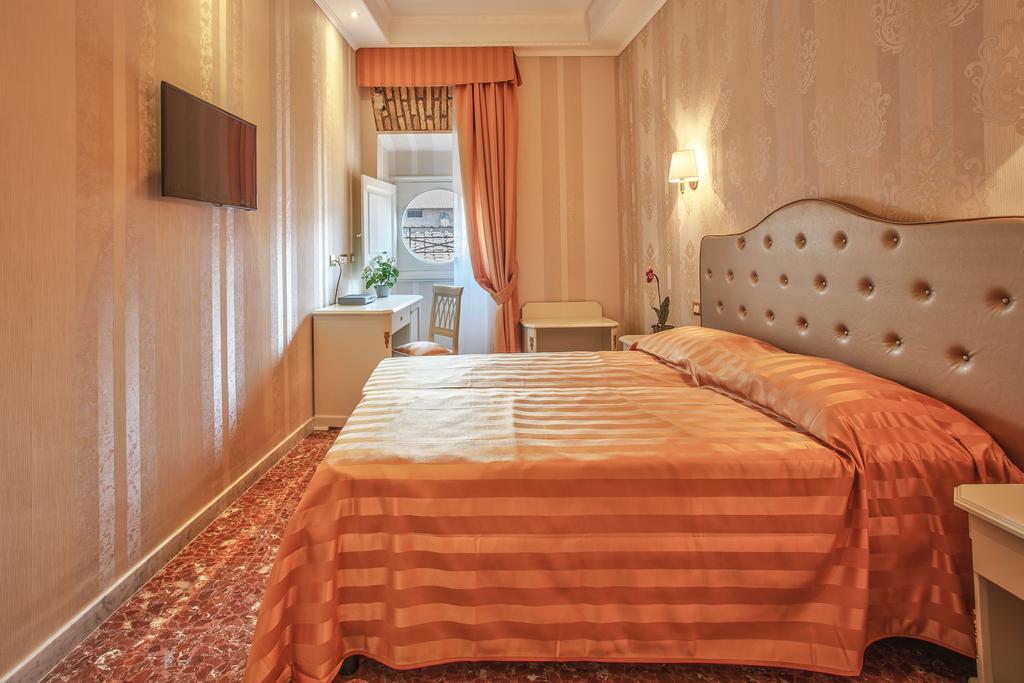 Navona Queen Rooftop Hotel Rome Room photo